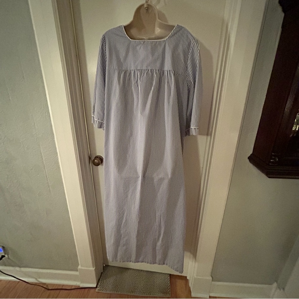 Collections Etc. Robe - Picture 5 of 6